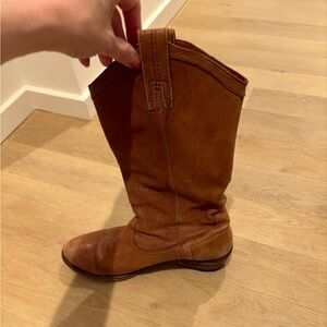 Beautiful Frye boots in a warm caramel color. Classics!